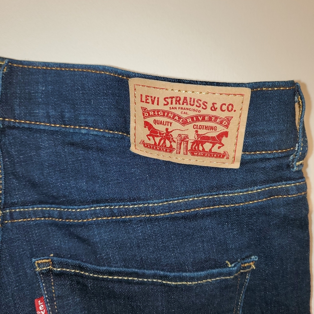 Levis 🎊NWOT 🎉dark wash classic boot cut - Picture 4 of 5